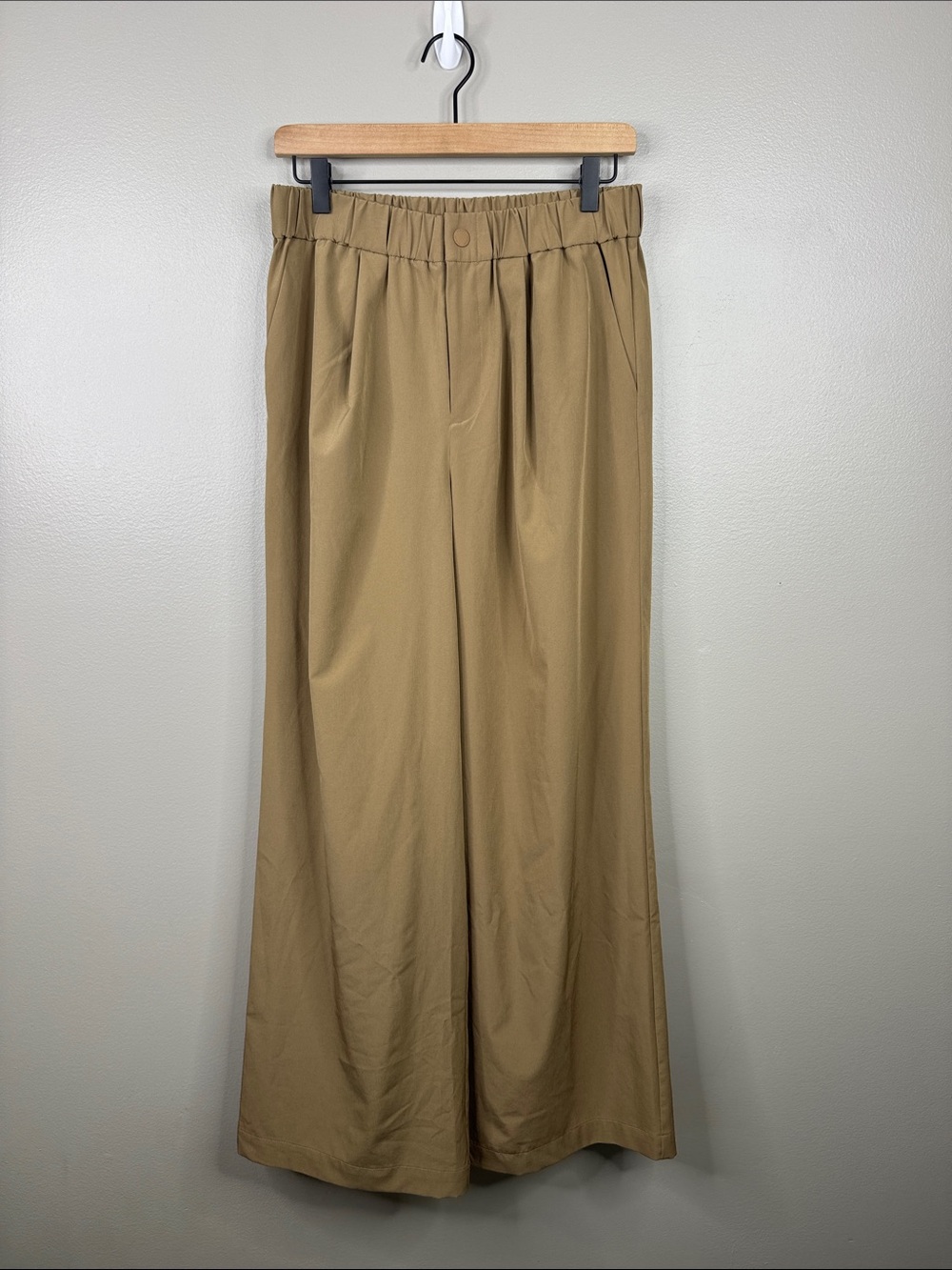 Varley Kayson Woven Pleated Wide-Leg Travel Pants in Taupe Stone Women's Size M